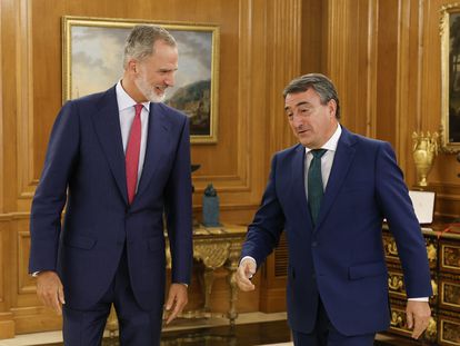 Felipe VI recibe al portavoz del PNV en el Congreso, Aitor Esteban, este lunes en el Palacio de la Zarzuela.