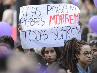 Manifestación en Río de Janeiro a favor de la legalización del aborto, en marzo de 2016.