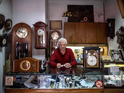 Dragan Dragas, a la seva botiga de reparació de rellotges.
