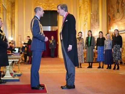 El príncipe de Gales, Guillermo de Inglaterra, condecora a Edward Harley, de la organización Acceptance in Lieu (AIL), como comandante de la Orden del Imperio Británico en el castillo de Windsor, el 7 de febrero.