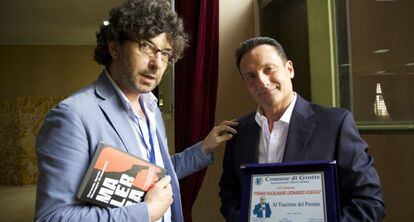 Giuseppe Grassonelli, a la derecha, sostiene el premio. Junto a &eacute;l, Carmelo Sardo.