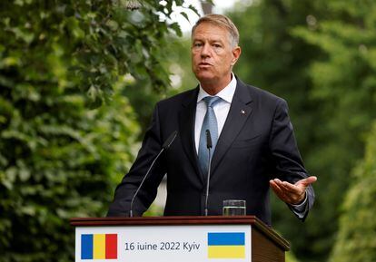 El presidente de Rumania, Klaus Iohannis, durante su visita a Kiev con otros líderes europeos el pasado 16 de junio.