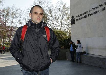 Rafael Blasco, conocido artísticamente como Rablaci, esta mañana a la llegada del juzgado de Valencia.