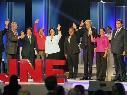 Los 10 candidatos presidenciales, en el debate electoral del domingo.