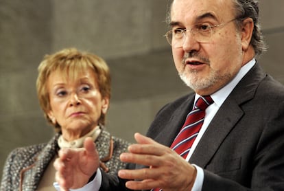 María Teresa Fernández de la Vega y Pedro Solbes, durante la rueda de prensa posterior al Consejo de Ministros, en febrero de 2006.