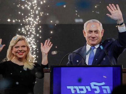 El primer ministro israelí, Benjamín Netanyahu, y su esposa Sara, en la madrugada del miércoles en Tel Aviv.