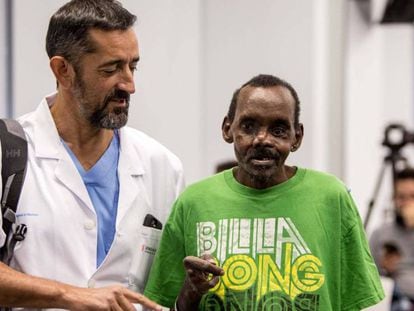 El cirujano Pedro Cavadas con Lonunuko Lekindeye, este martes en el Hospital de Manises.
