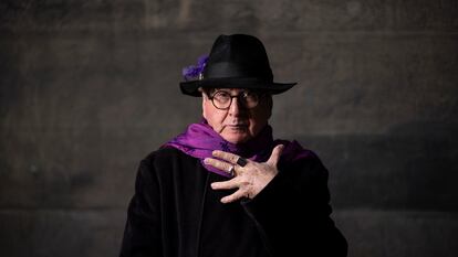 Luis Antonio de Villena, poeta, posa en el madrileño barrio de Chamberí.