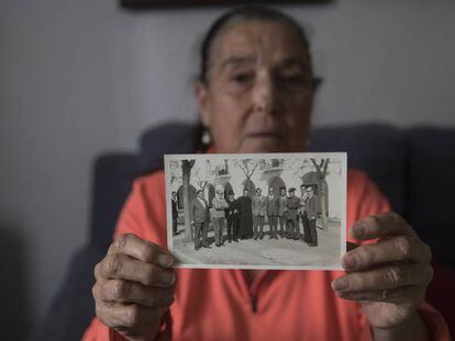 La vecina de Guadiana del Caudillo Vicenta Prado muestra una foto de su álbum familiar.