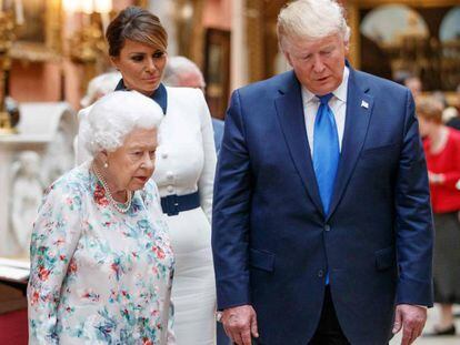 La Reina Isabel II (izquierda) junto a Melania Trump y Donald Trump.