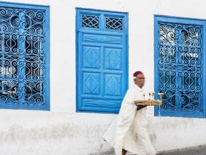 Fachada blanca y la t&iacute;pica pintura azul de la localidad tunecina de Sidi Bou Said. 