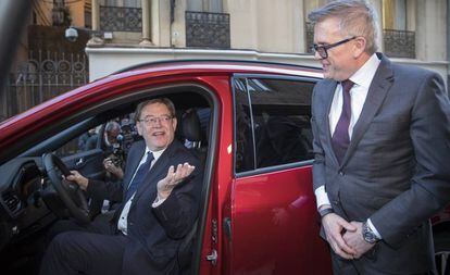 El presidente de la Generalitat valenciana, Ximo Puig, al frente del volante del nuevo Kuga híbrido enchufable, con el presidente de Ford Europa, Stuart Rowley, este jueves en Valencia.