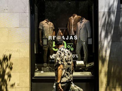 Un hombre pasa por delante de un escaparate de una tienda de Madrid.
