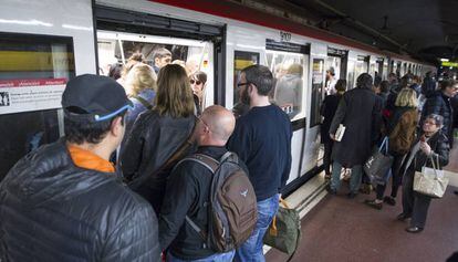 Passatgers al metro de Barcelona. 