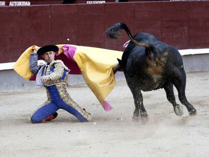 El diestro Rafaelillo recibe a portagayola a su primer toro. 