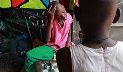 Dos niñas juegan al ajedrez en Katwe, barrio chabolista de Uganda.