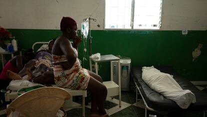 Una mujer sentada en la cama de un hospital saturado en la ciudad de Los Cayos, el 16 de agosto de 2021.