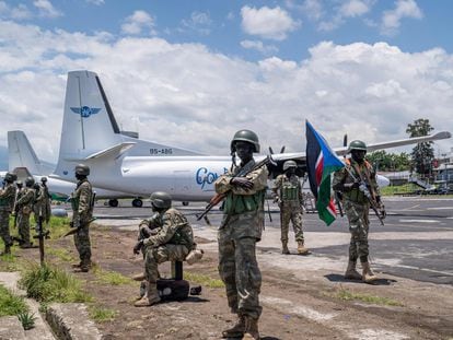 Tropas sursudanesas a su llegada al aeropuerto de Goma, el 2 de abril, para su despliegue en el marco de la fuerza regional africana desplegada en RDC.