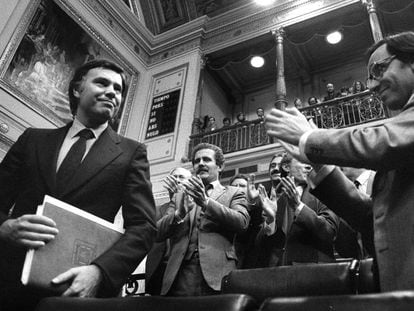 Felipe González es aplaudido en las Cortes por Alfonso Guerra y otros miembros del PSOE, tras ser proclamado oficialmente presidente del Gobierno en 1982. 
