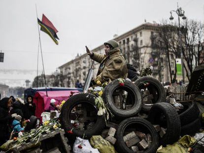 Un activista sobre una barricada en la plaza de la Independencia de Kiev.