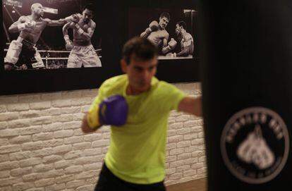 Fotos de peleas históricas decoran uno de los espacios de Morales Box.