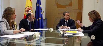 El presidente del Gobierno, José Luis Rodríguez Zapatero, durante la reunión en La Moncloa con la ministra de Exteriores, Trinidad Jiménez, de Interior, Alfredo Pérez Rubalcaba, y Defensa, Carme Chacón.