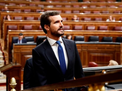 El líder del PP sube a la tribuna del Congreso ante la presencia de Sánchez, este miércoles.
