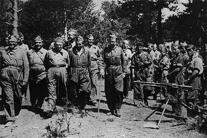 Álvarez del Vayo, Largo Caballero (primero y tercero por la izquierda) y el comandante Rabio (con bastón) inspeccionan las tropas republicanas en el frente del Jarama.