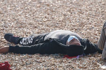 Según estimaciones de la Administración británica, esa cifra representa el doble de las llegadas del año pasado. En la imagen, un migrante descansa en la playa, junto con otros, mientras esperan a los agentes fronterizos del Reino Unido en Dungeness, en el sur de Inglaterra, el 6 de agosto.