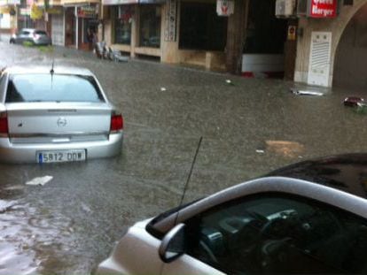 Una calle de Torrevieja inundada por la lluvia