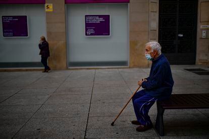 Un hombre sentado en un banco de Pamplona.
