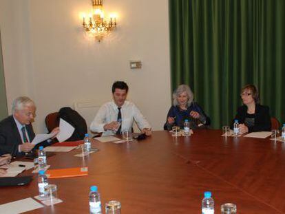 Ferran Mascarell reunido con los miembros de la Academia de cine catal&aacute;n