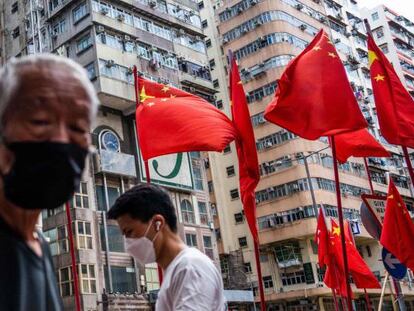 Banderas chinas en la ciudad de Hong Kong.