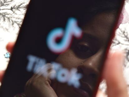 Logo de Tiktok en un smartphone.