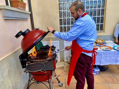 José Gómez preparando el kamado en Guijuelo.