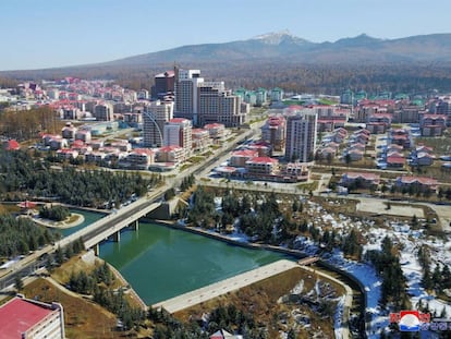 Vista general de Samjiyong, la nueva ciudad inaugurada esta semana por Kim Jong-un en el noreste de Corea del Norte, cerca de la frontera con China.