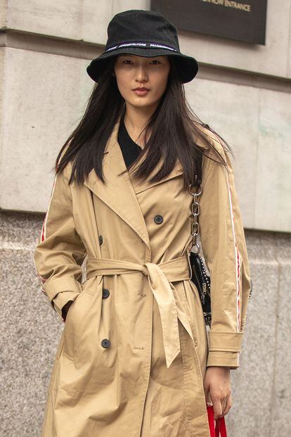 La modelo Chunjie Liu demuestra que nada combina mejor con un gorro de pescador que una gabardina. Uniforme completo para los días grises.