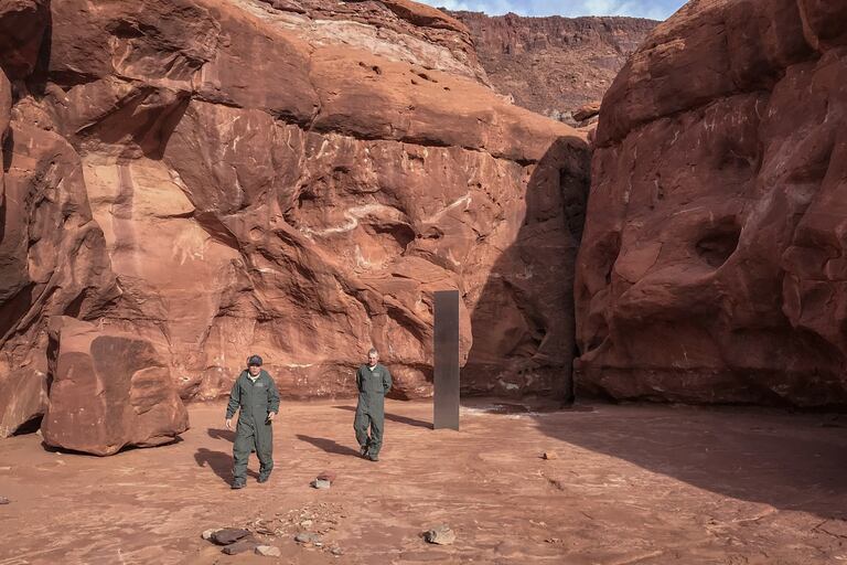 Funcionarios del Estado de Utah, junto al monolito hallado entre los cañones, este martes.