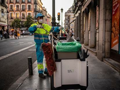 Un barrendero en la calle Mayor, este sábado.