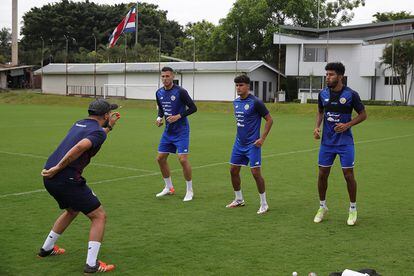 Tres jugadores de Costa Rica, durante un ejercicio para ejercitar el cerebro.
