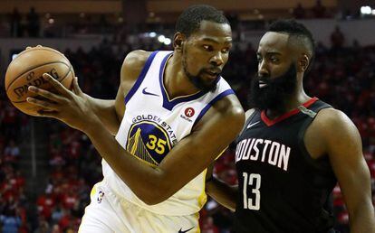 Harden trata de frenar a Kevin Durant.
 .