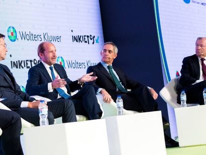 De izquierda a derecha: Jorge Badía (Cuatrecasas), Carlos Rueda (GA_P), Salvador Sánchez-Terán (Uría Menéndez) y Fernando Vives (Garrigues), durante un coloquio en la última edición del Legal Management Forum, de Wolters Kluwer.