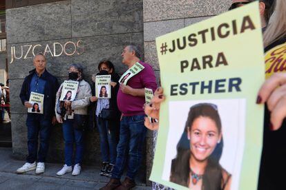 Amigos y familiares de Esther López, ante los juzgados de Valladolid el 25 de abril.
