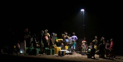 Lámpara portátil 'luz colectiva' en una aldea de Malí.