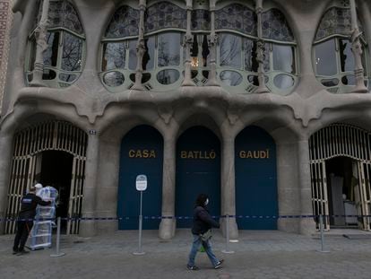 La fachada de la Casa Batlló de Gaudí en Barcelona, ayer, cerrada al público desde el mes de octubre.