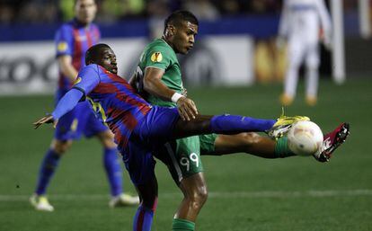 El jugador del Rubin José Rodón pelea por el balón con el jugador del Levante Diop.