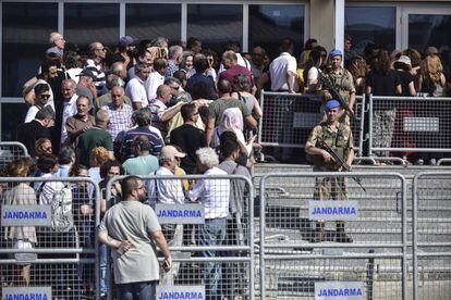 Gendarmes armados vigilan la entrada al tribunal donde tiene lugar el juicio contra los activistas de Gezi, en el complejo penitenciario de Silivri (Estambul).