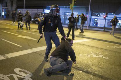 La policía detiene a un manifestante durante las protestas en Madrid.