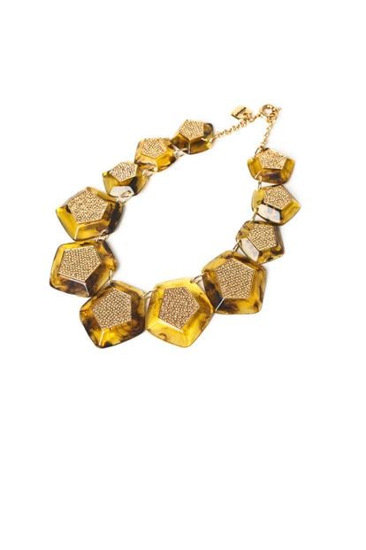 Collar pentagonal en tono ambar de Uterqüe. Precio: 69, 95 euros.