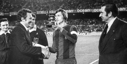 Cruyff recibe el Bal&oacute;n de Oro antes del duelo contra el Lazio, en 1975.